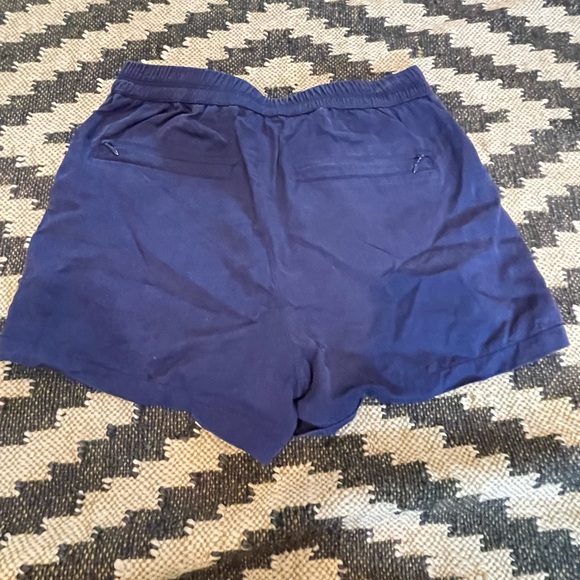 Lululemon shorts size 4 - Picture 2 of 3